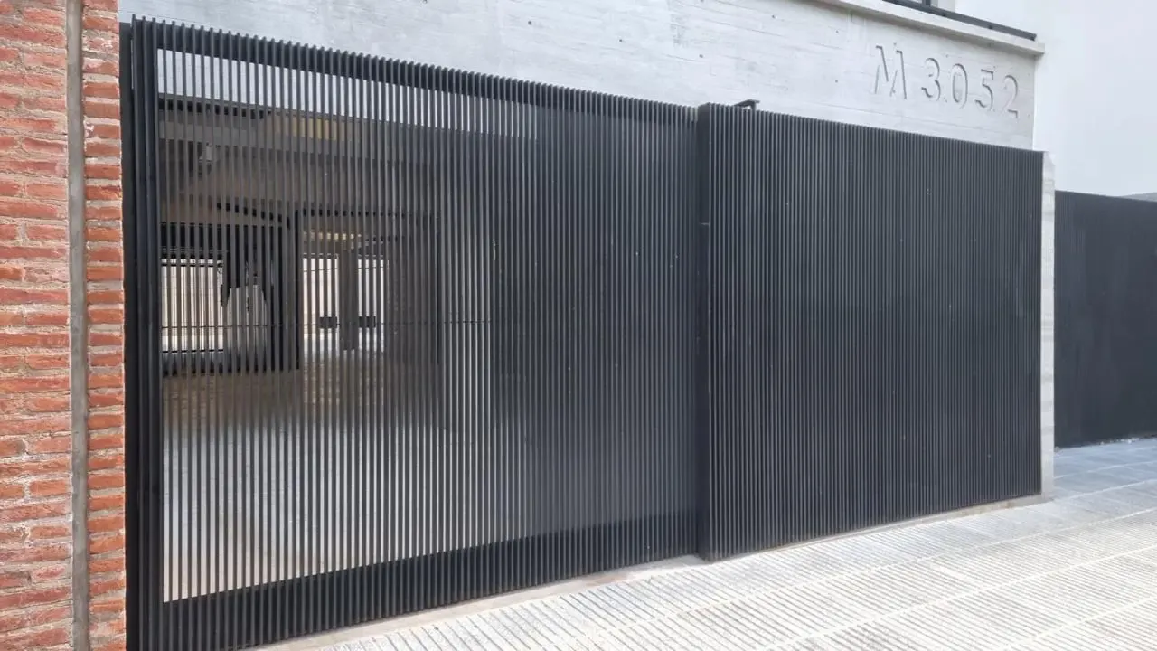 Portones Corredizos - edificio barrotes verticales negro