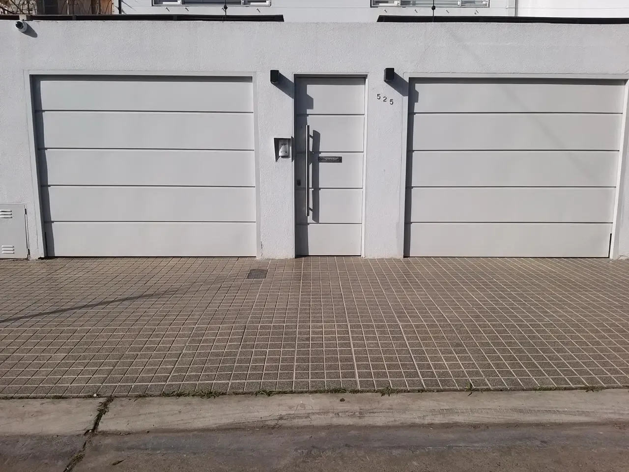 Portones Levadizos - doble blanco acanalado horizontal