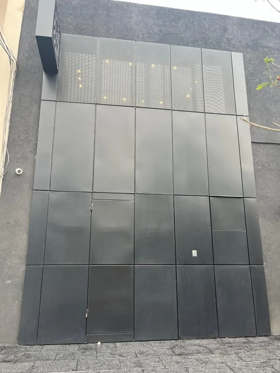 Portones Levadizos - fachada integral puerta escape frontal