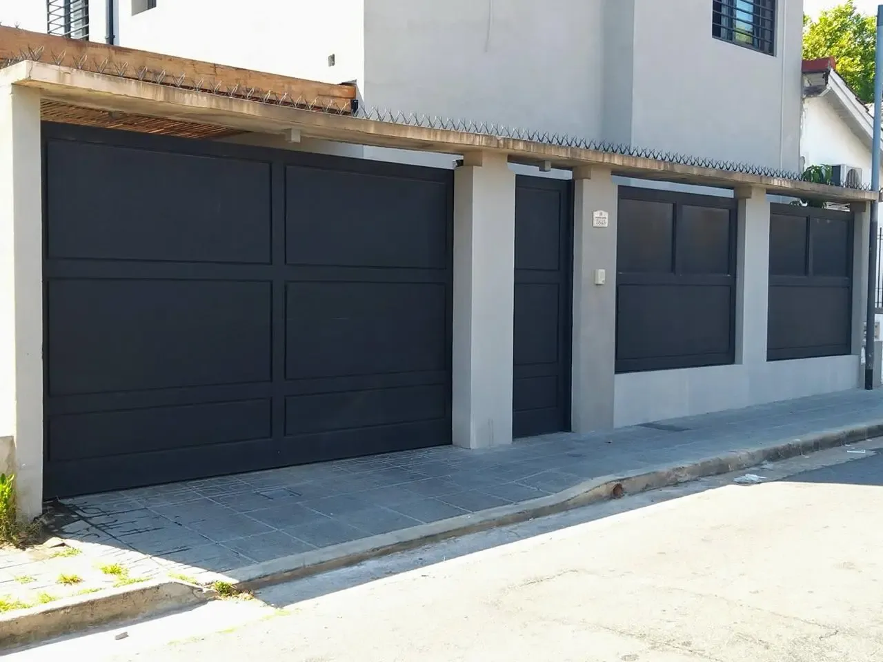 Portones Levadizos - negro tableros puerta acceso