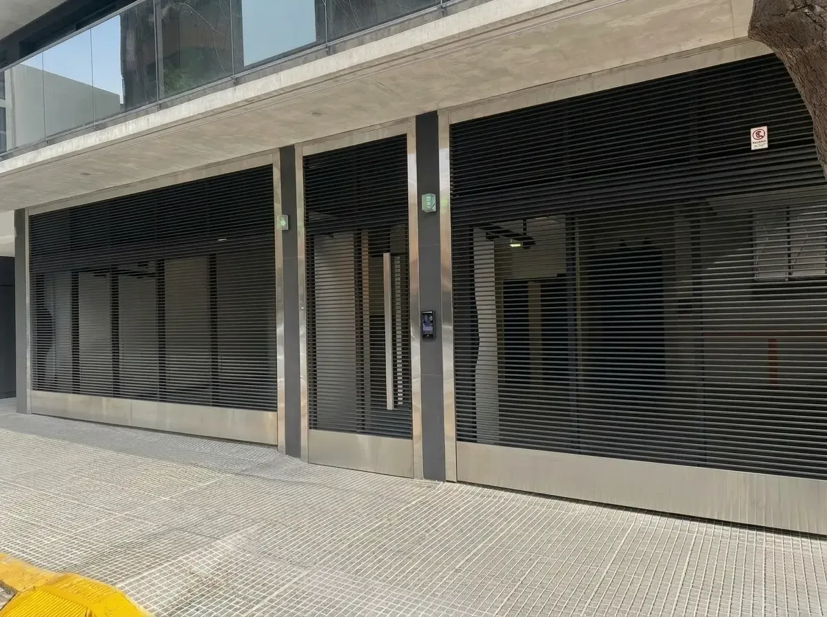 Portón batiente de metal reforzado y automatizado