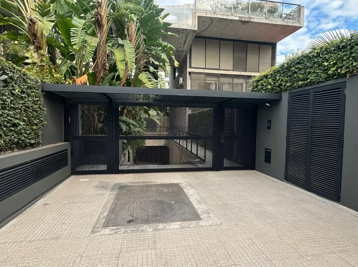 Instalación de frente de rejas automático residencial