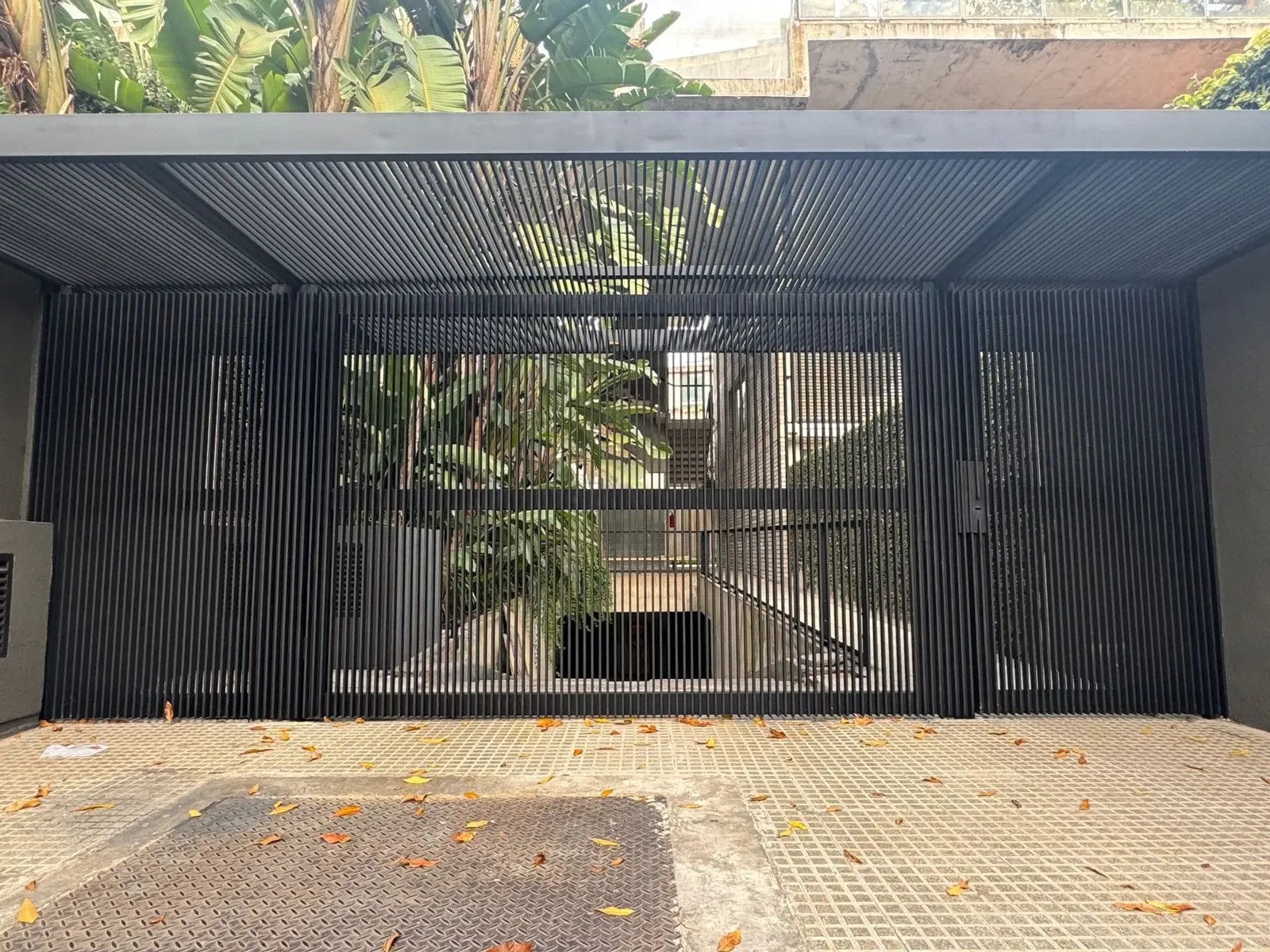Instalación de frente de rejas automático residencial